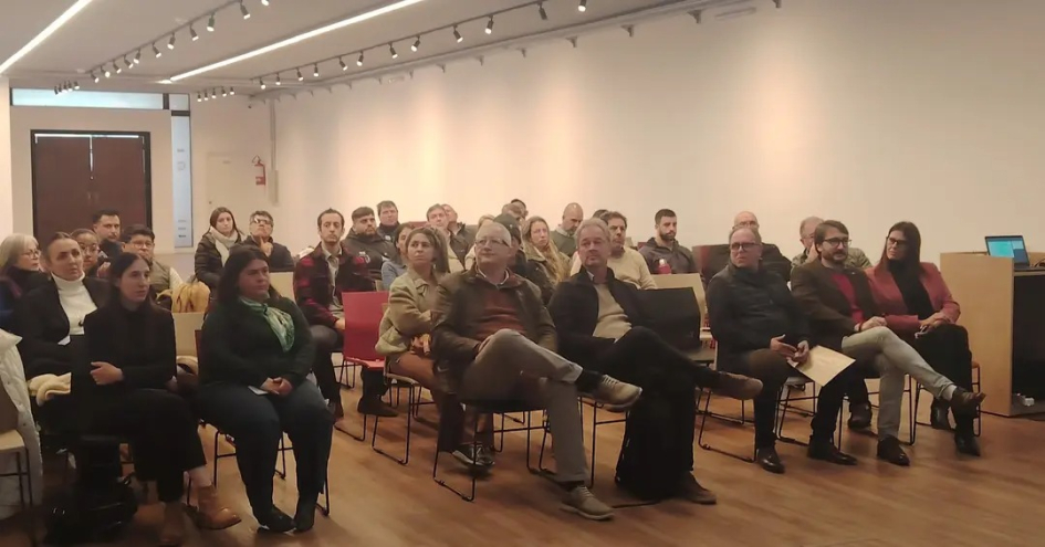 Asistentes al taller de apoyo a postulantes al Fondo Industrial 2026, en Pando Asistentes al taller del Fondo Industrial, sentados y sentadas en formato auditorio