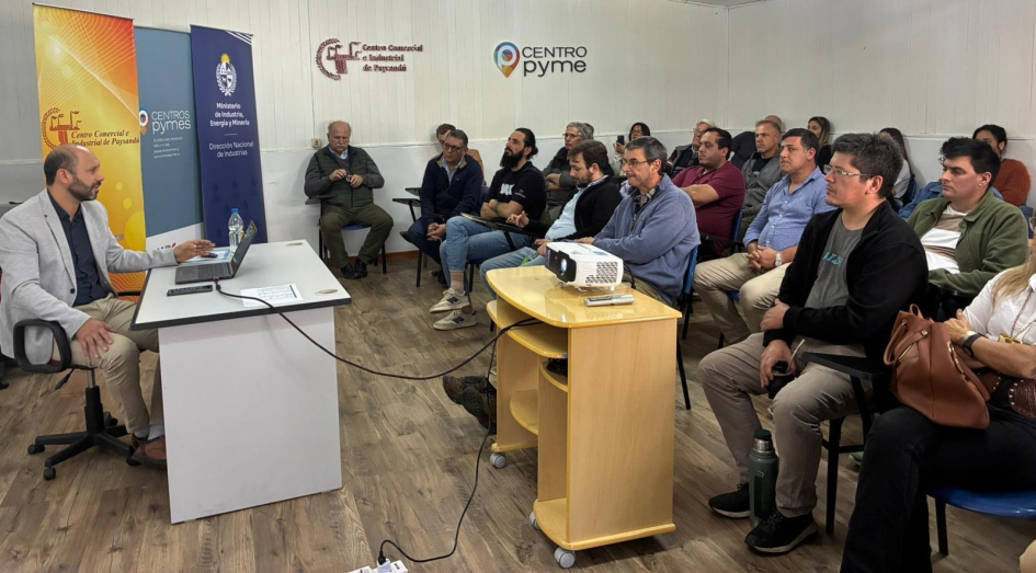 El Ec. Ángel Larrama expone en el taller, sentado frente al público