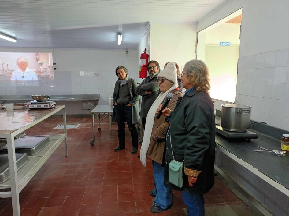 Emprendedores y autoridades recorren la planta Personas recorren las instalaciones de la planta de elaboración