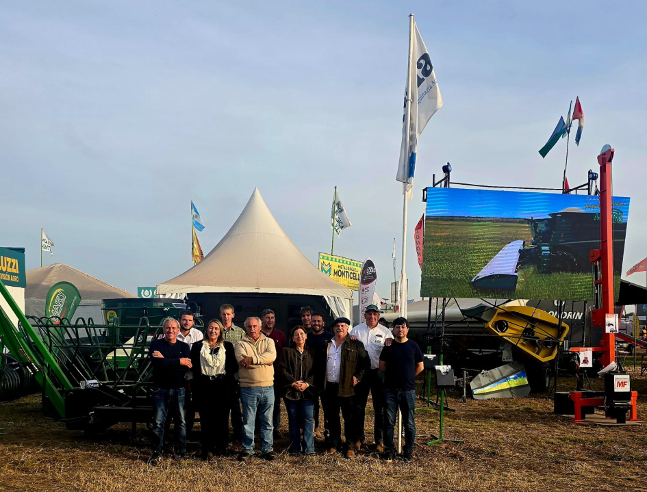 Participantes de Agroactiva 2026, de pie en un espacio abierto, frente a una carpa y maquinaria