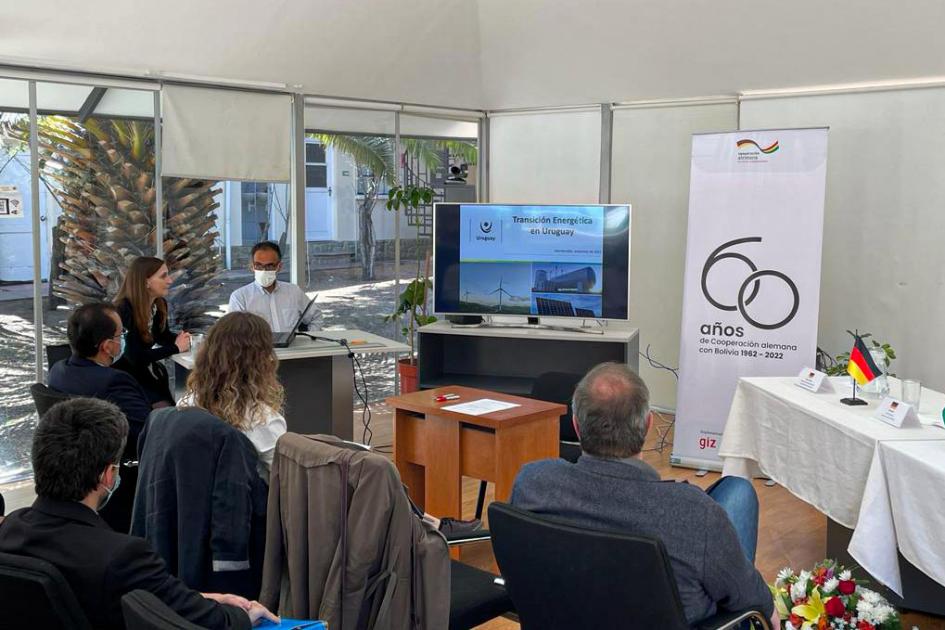 Presentación del MIEM en el acto protocolar de cierre Varias personas en una sala iluminada; una mujer maneja una laptop y se ve una pantalla