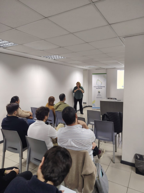 Taller para el sector empresarial en Salto Personas sentadas en sillas; al fonod, una persona de pie
