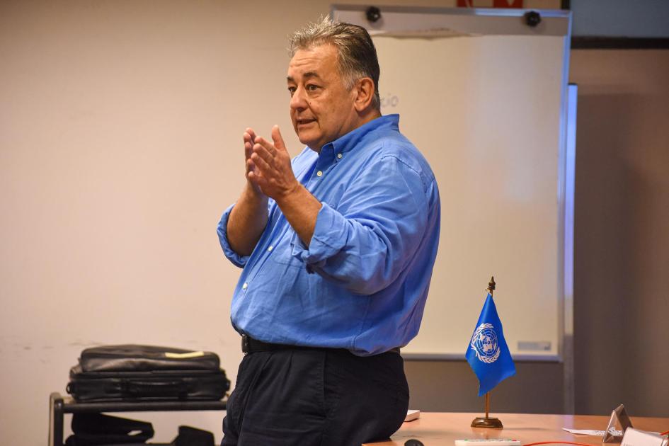Manuel Recio Experto del OIEA habla, de pie