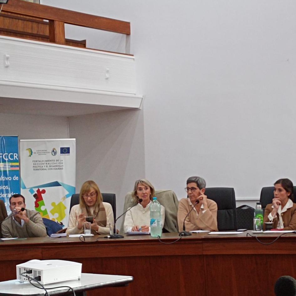 Presentación de la propuesta al Congreso de Intendentes Grupo de personas comparten una mesa