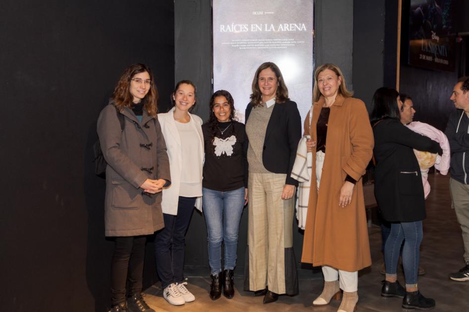 Nancy, junto a representantes de IKUSI y MIEM Un grupo de mujeres posa para la foto