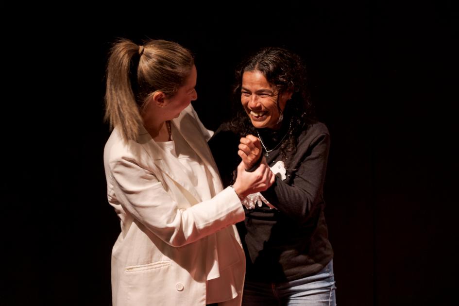 Dos mujeres se miran sonrientes