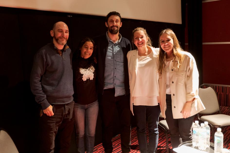 Grupo de mujeres y hombres posan para la foto