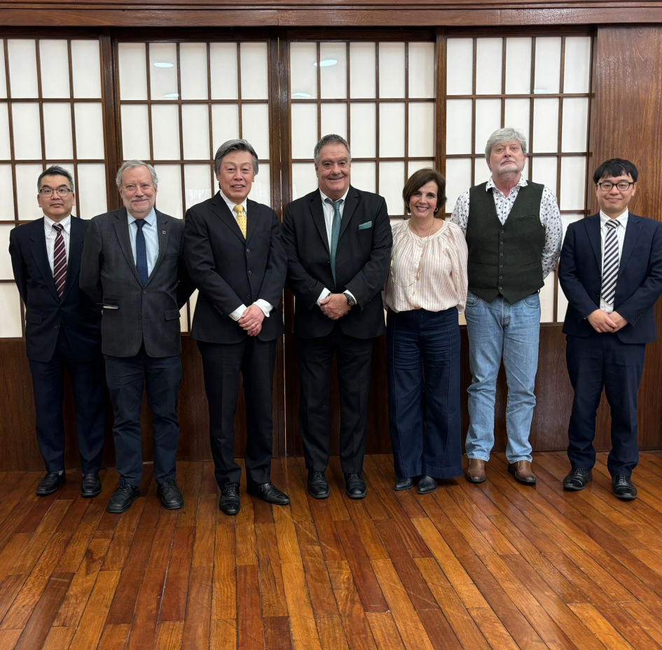 Reunión de trabajo en la Embajada de Japón Autoridades, de pie