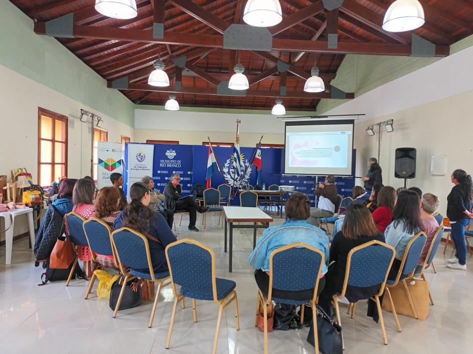 Artesanos de Río Branco comienzan curso de diseño Grupo de sillas en una sala; al fondo se ve una pantalla