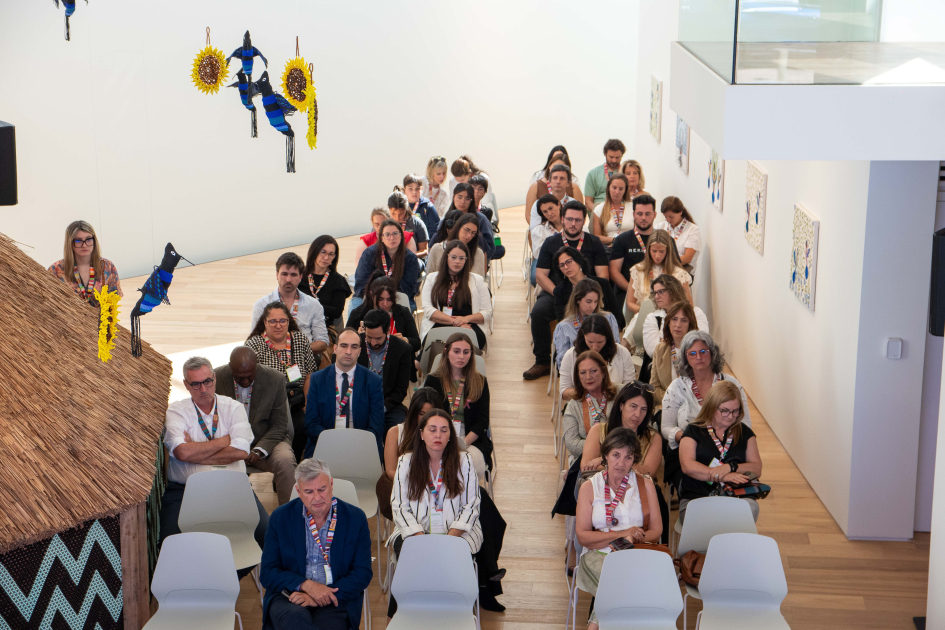 Personas sentadas mirando hacia el frente