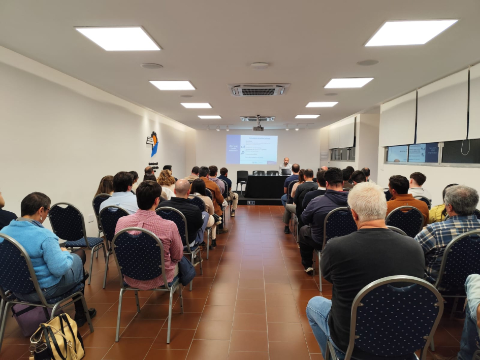 Vista de participantes del taller, desde atrás