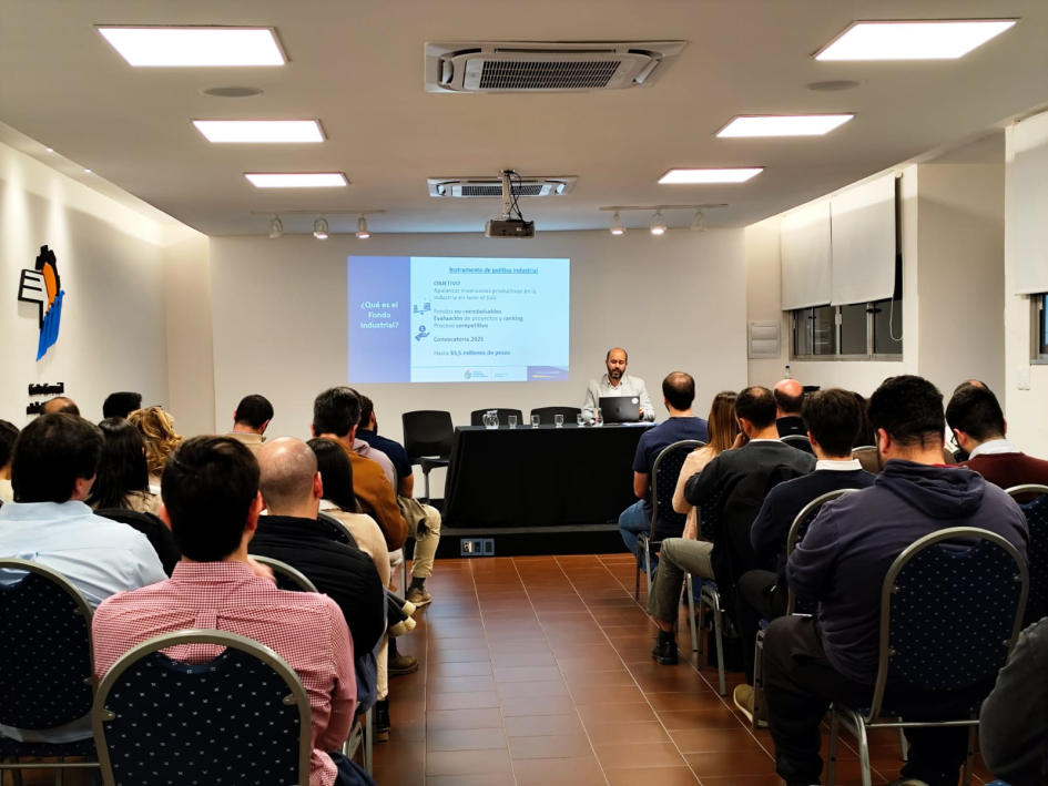 El Ec. Ángel Larrama expone en el taller; más cerca, público