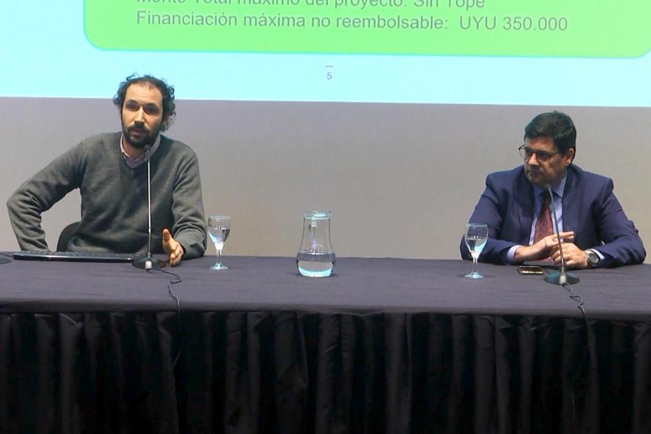 Director Fitzgerald Cantero y técnico de MIEM-DNE Federico Rehermann A la izquierda, técnico Federico Rehermann; a la derecha, el director Cantero; están en una mesa