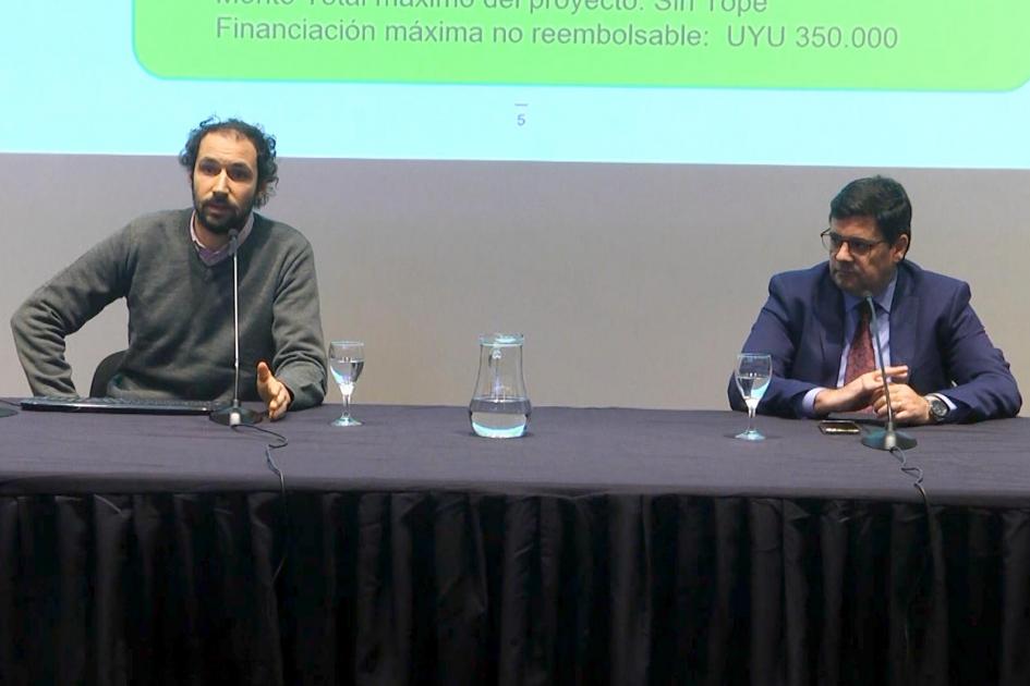 A la izquierda, técnico Federico Rehermann; a la derecha, el director Cantero; están en una mesa