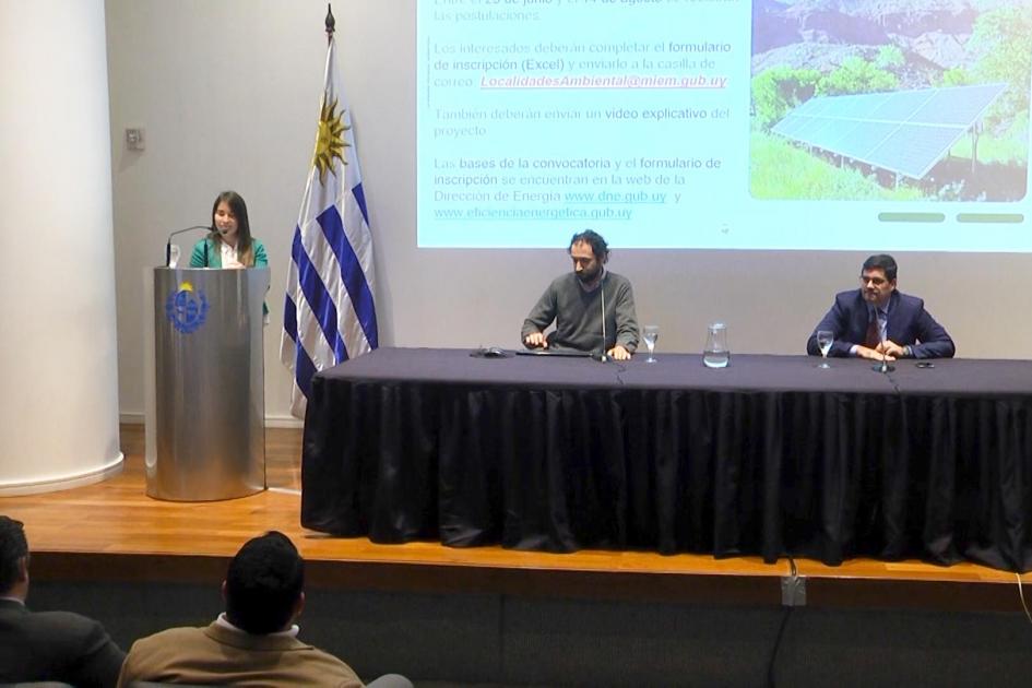 El evento se desarrolló en la Torre Ejecutiva Rehermann y Cantero están sentados en la mesa; detrás, una pantalla; al lado, maestra de ceremonias