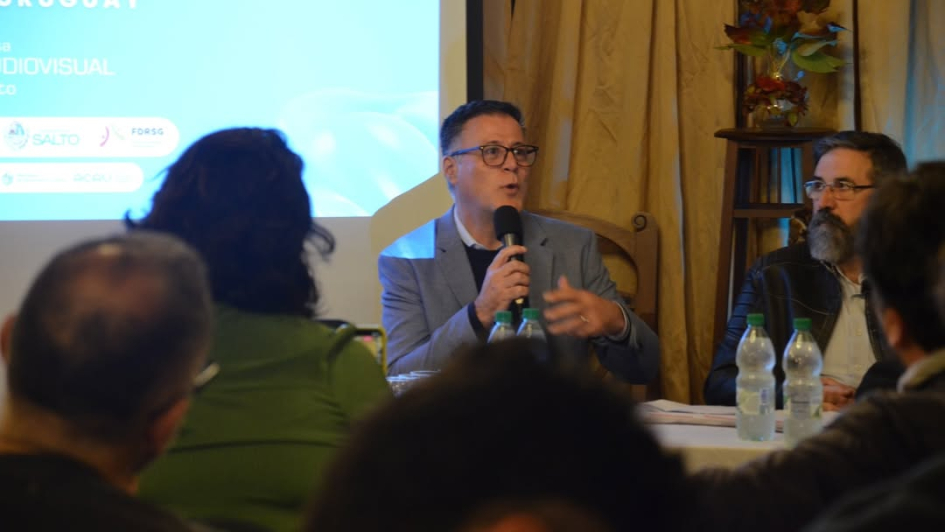 Director nacional de Telecomunicaciones y Servicios de Comunicación Audiovisual, Pablo Siris Siris habla, junto a autoridades y frente al público