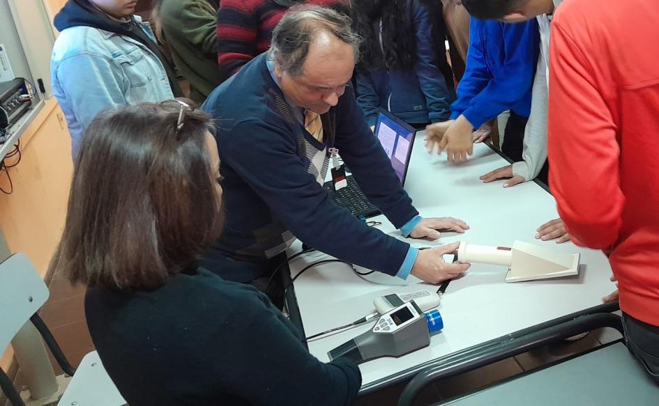 La actividad estuvo a cargo de funcionarios de ARNR Funcionarios de la ARNR aprontan elementos sobre una superficie