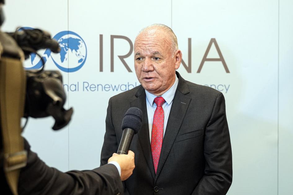 Verri se dirigió a la prensa de Abu Dabi Verri en conferencia de prensa; detrás hay un banner de IRENA