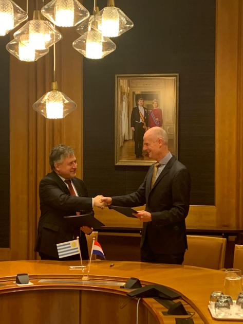 Suscripción de acuerdo junto a ministro de Asuntos Económicos y Política Climática de Países Bajos, Stef Blok Suscripción de acuerdo junto a ministro de Asuntos Económicos y Política Climática de Países Bajos