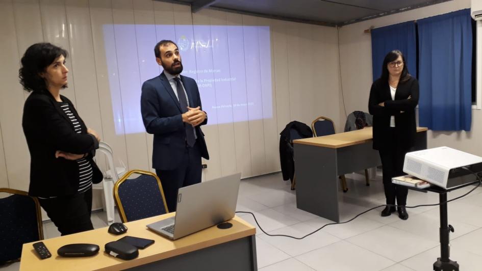 El evento se desarrolló en instalaciones del Municipio de Nueva Helvecia Autoridades, de pie, con una pantalla detrás