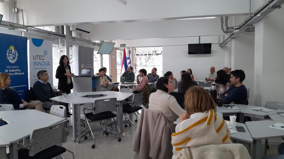 Empresarios de la ciudad de Minas asistieron al taller Personas reunidas en un salón