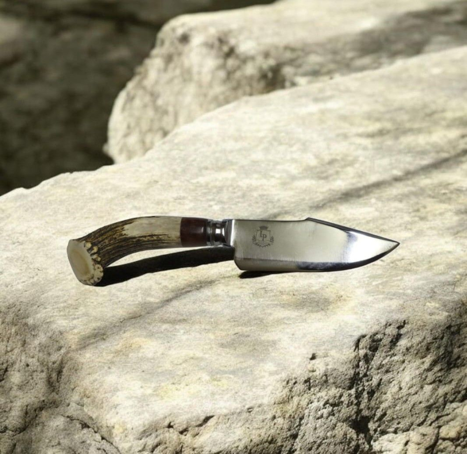 Cuchillo sobre una superficie que parece rocosa