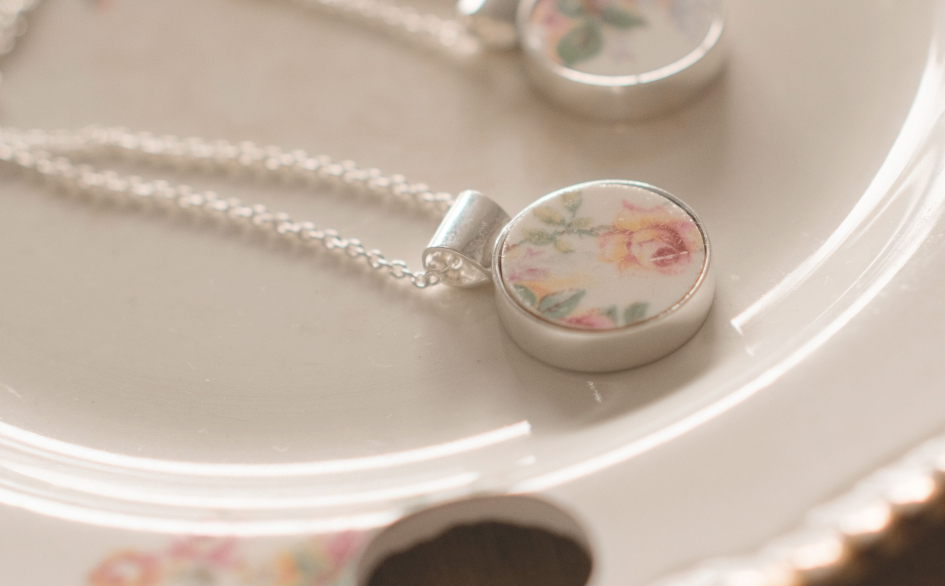 Collar con rosa dibujada, en colores claros