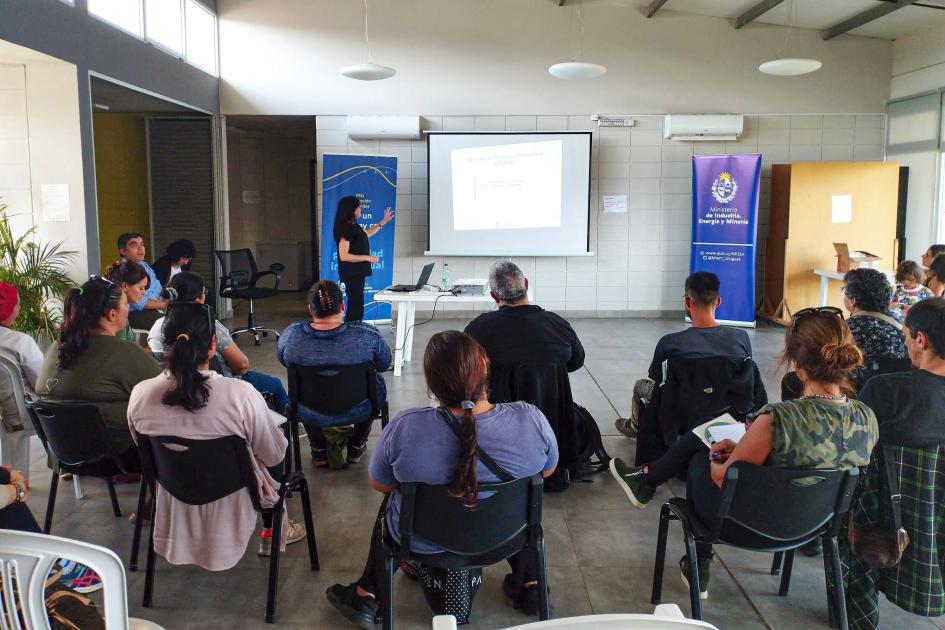 El taller para emprendedores se desarrolló en el balneario Buenos Aires de Maldonado Grupo de asistentes observa lo que dicta una mujer en una pantalla