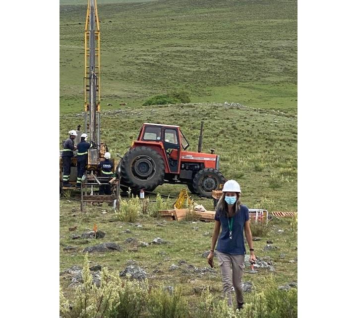 Tareas de exploración para evaluar yacimiento de mineral de hierro Maquinaria trabajando