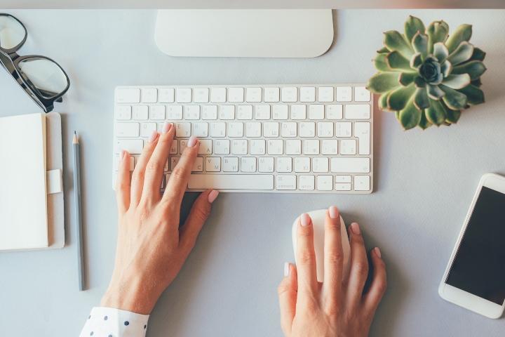 Manos sobre teclado Teclado
