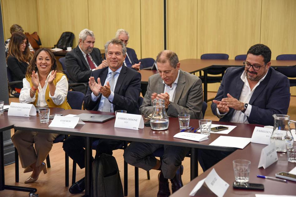 Encuentro de coordinación sobre políticas de innovación en el que participaron autoridades y el BID Autoridades del Gobierno y el BID aplauden, sentados