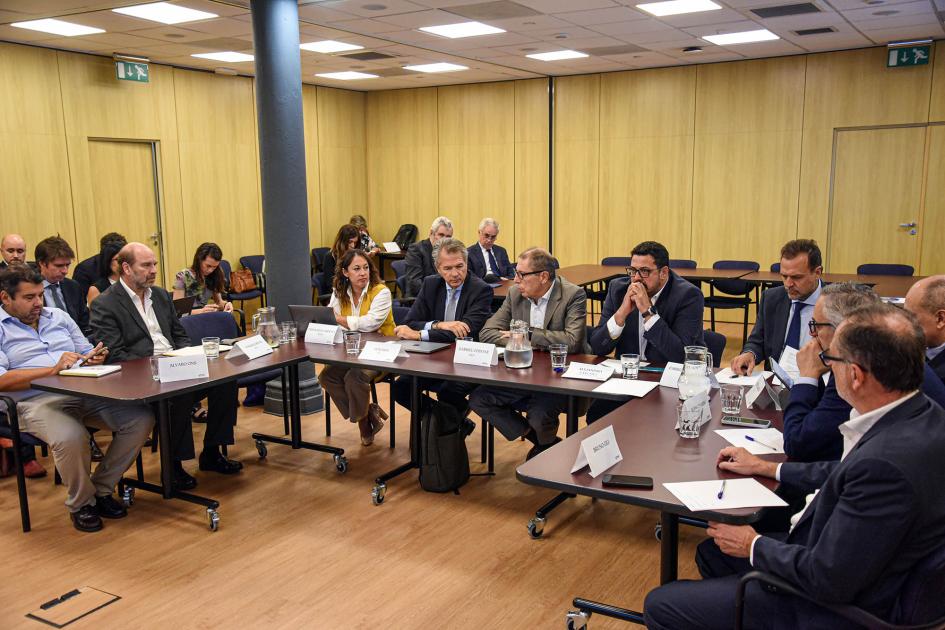 Encuentro de coordinación sobre políticas de innovación en el que participaron autoridades y el BID Autoridades del Gobierno y el BID, sentados