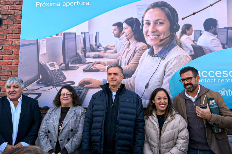 Autoridades en el anuncio de la inauguración de una nueva sucursal de Accesa en Treinta y Tres Autoridades fuera del edificio; hay una gran publicidad de personas que trabajan con computadoras