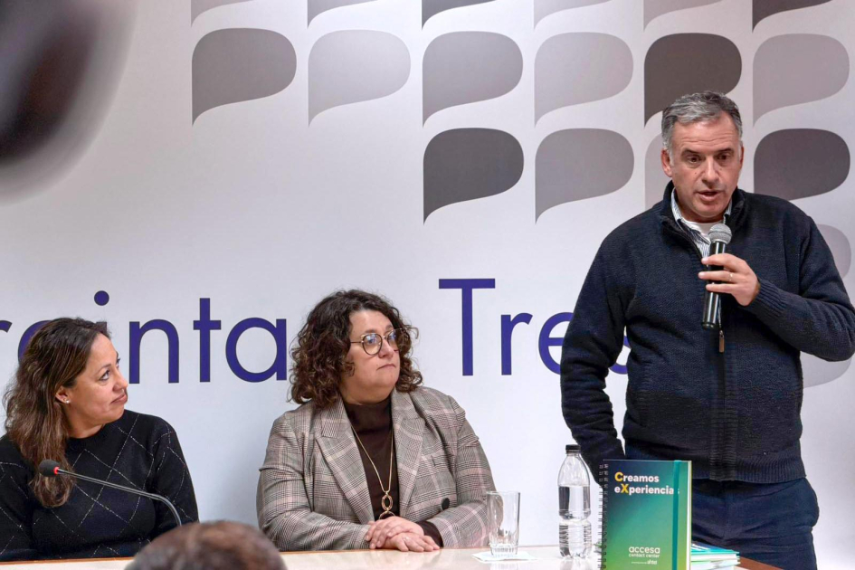 Presidente de la República, Yamandú Orsi Orsi habla, de pie, junto a Martínez y Cardona; detrás, banner