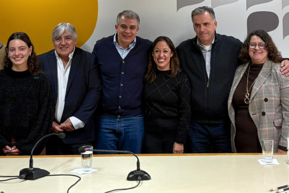 Autoridades en el anuncio de la inauguración de una nueva sucursal de Accesa en Treinta y Tres Autoridades, de pie detrás de una mesa