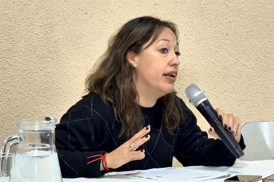Ministra Fernanda Cardona Cardona habla, sentada, con un micrófono