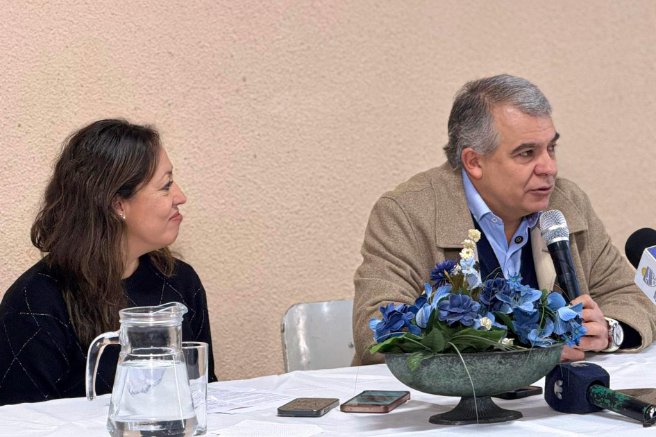 Intendente de Treinta y Tres, Mario Silvera, junto a la ministra Fernanda Cardona Silvera habla junto a Cardona
