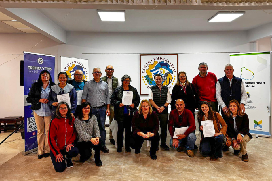 Personas de pie y en cuclillas