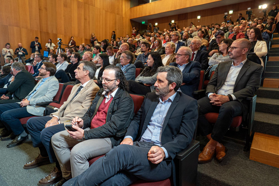 Público, sentado en el auditorio de la Torre Ejecutiva