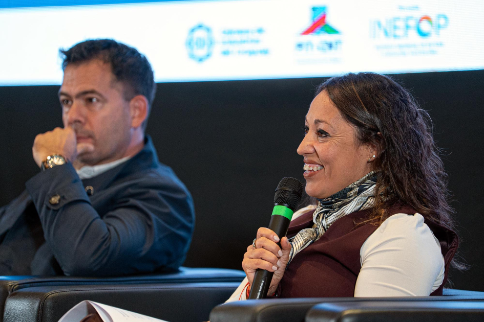 Cardona habla, sonriente, junto a García (CIU)