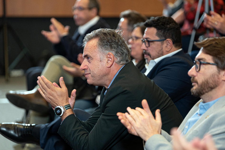 Orsi y otras autoridades aplauden, en primera fila del público