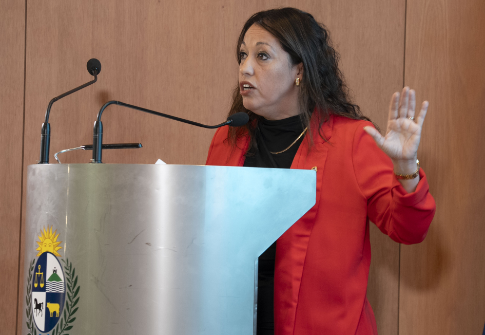 Ministra Fernanda Cardona presentó lineamientos hacia una política industrial (Foto: Presidencia) Cardona habla desde un atril