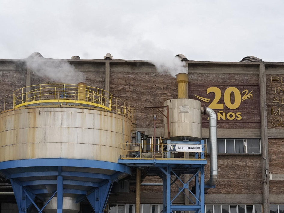 Planta de ALUR; sale humo; se ve cartel que señala "20 años"