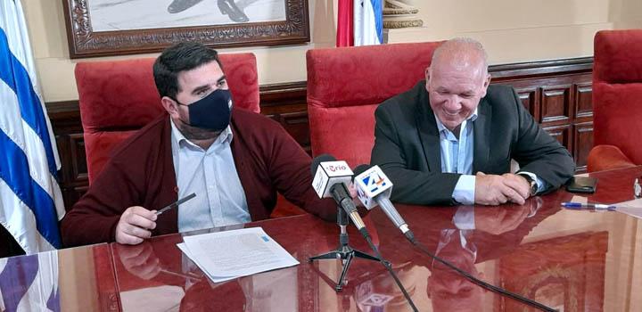 El ministro (I) Walter Verri sonríe junto al intendente Nicolás Olivera