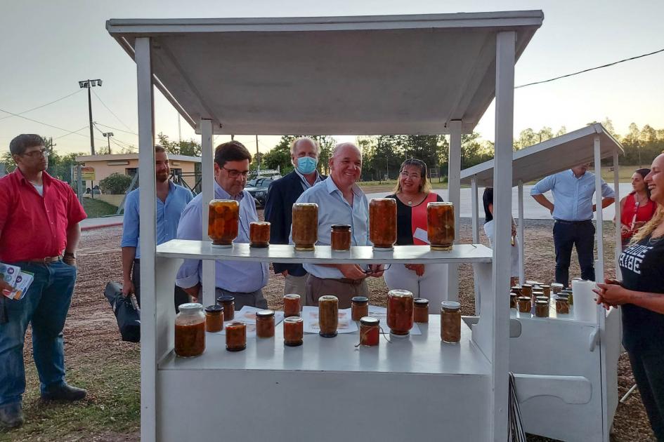 Actividades en el marco de la inauguración del proyecto de Piedras Coloradas Feria en el marco de la inauguración del proyecto de Piedras Coloradas; se ve a Verri y Cantero