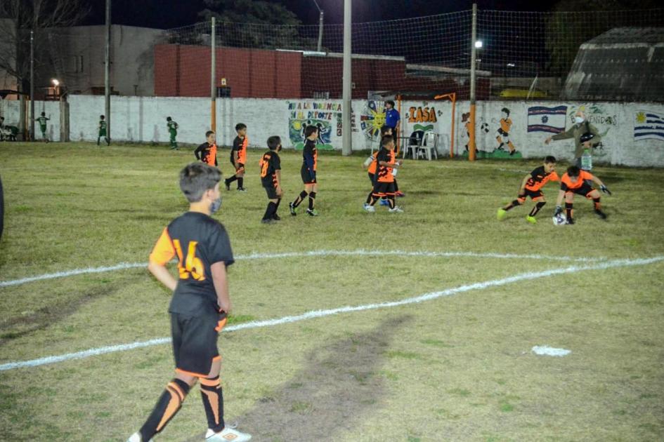 Niños del Club IASA de Paysandú juegan en la cancha iluminada Niños del Club IASA de Paysandú juegan en la cancha iluminada