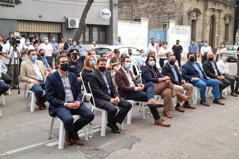 Asistentes toman asiento durante la inauguración