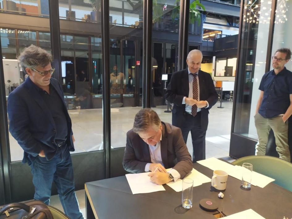 Ministro Omar Paganini firma preacuerdo para la creación de NewLab Studios Uruguay Ministro Omar Paganini firma preacuerdo para la creación de NewLab Studios Uruguay
