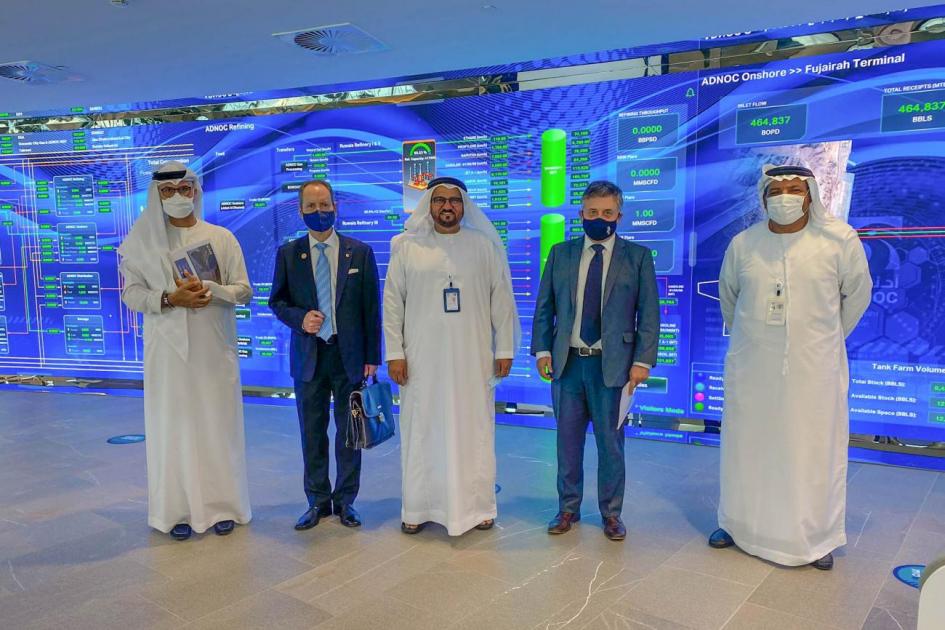 El ministro Omar Paganini junto a autoridades de ADNOC