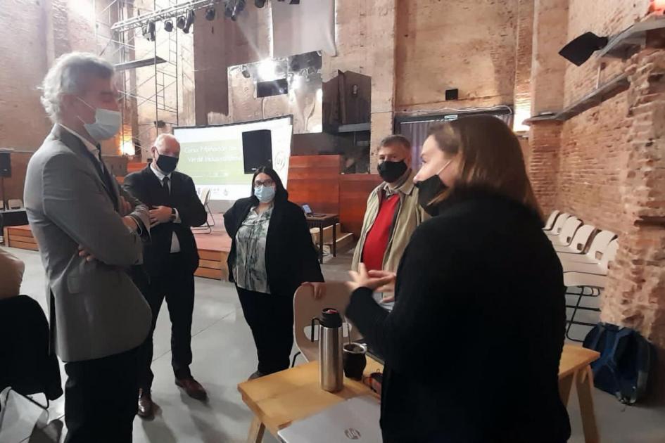 El ministro interino Walter Verri dialoga con otros participantes en el taller Diálogo entre participantes en el taller; en el fondo se ve al ministro interino Walter Verri